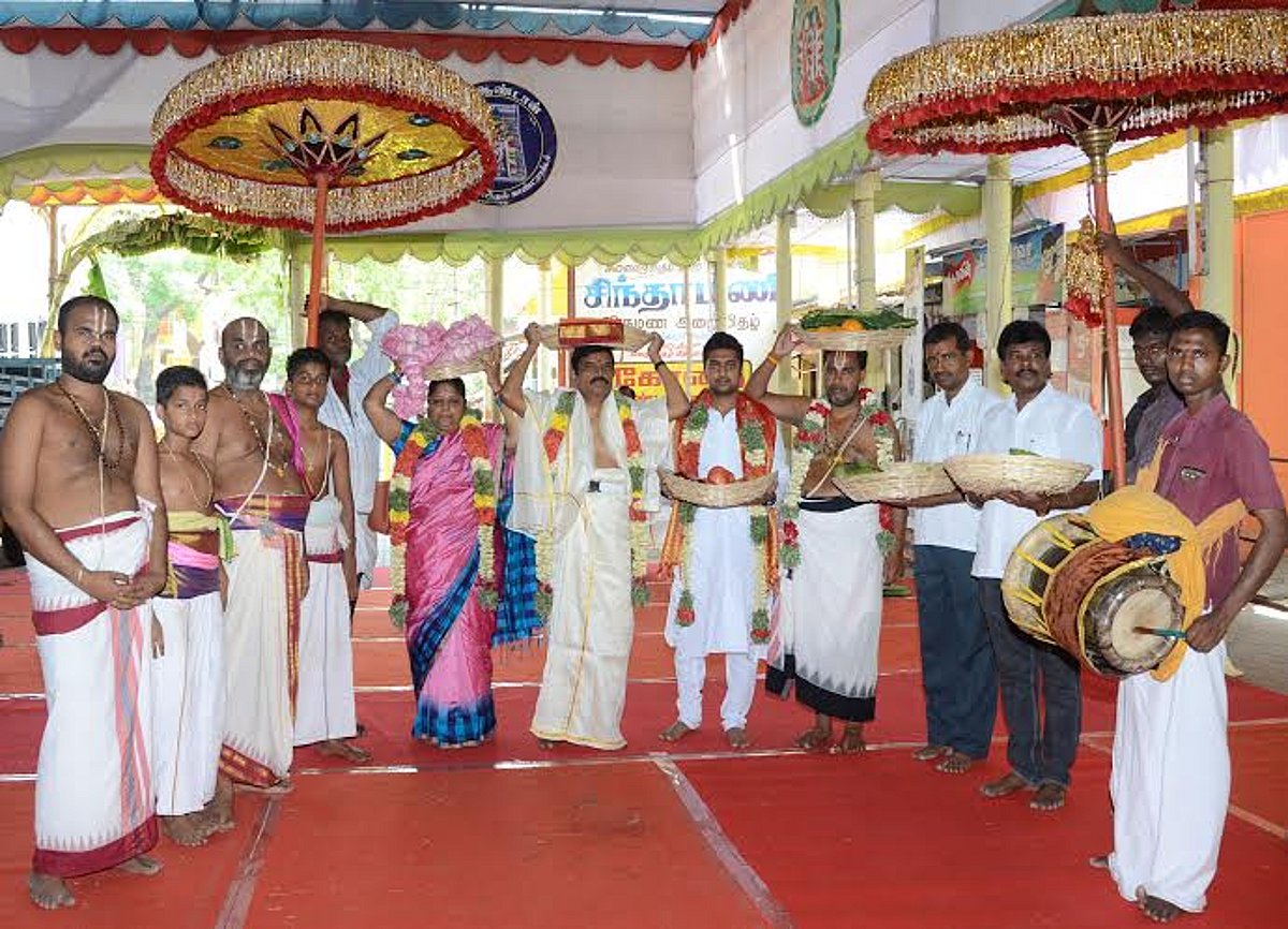 ஸ்ரீஆண்டாள் சூடுவதற்கு சீதனமாக திருப்பதியிலிருந்து பட்டு வஸ்திரம்